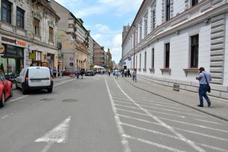 Trotuarul dintre magazinul Crişul şi pietonalul străzii Republicii va fi extins şi pietruit (FOTO)