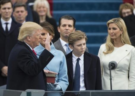 Melania Trump, eclipsată de un consilier al preşedintelui şi haina sa Gucci în stil militar (FOTO)
