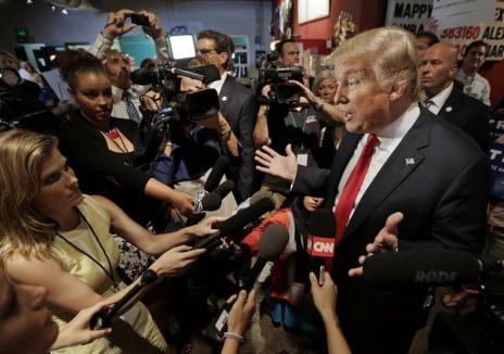 Trump selectează jurnaliştii: Casa Albă a interzis accesul unor instituţii media la o informare prezidenţială