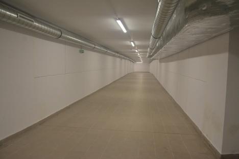 Tunelul care leagă parcarea supraetajată de piaţa Rogerius pe sub liniile de tramvai a fost dat în folosinţă (FOTO)