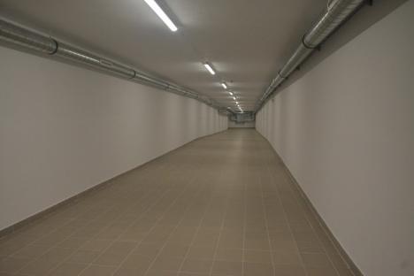 Tunelul care leagă parcarea supraetajată de piaţa Rogerius pe sub liniile de tramvai a fost dat în folosinţă (FOTO)