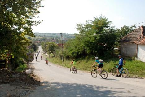 Peste o sută de biciclişti au luat Drumul Bisericilor de lemn din Bihor (FOTO)