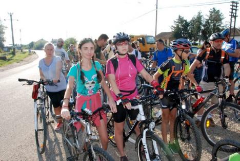 Peste o sută de biciclişti au luat Drumul Bisericilor de lemn din Bihor (FOTO)