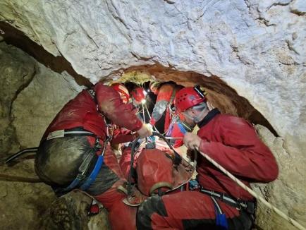 Turist accidentat într-o peșteră din Bihor. Salvamontiștii l-au adus la suprafață