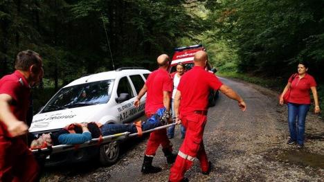 Salvatori de ocazie: O turistă care a căzut într-o râpă în zona Cascadei Laia, ajutată de doi bihoreni (FOTO / VIDEO)