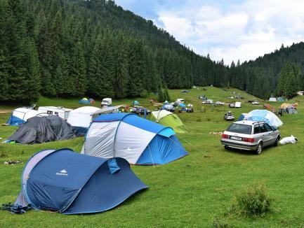 Vrei să mergi cu cortul? Sfaturile pompierilor din Bihor pentru o escapadă în natură fără peripeții