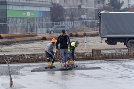 Prinde contur! Muncitorii au turnat placa de deasupra pasajului subteran din Piaţa Cetate din Oradea (FOTO)