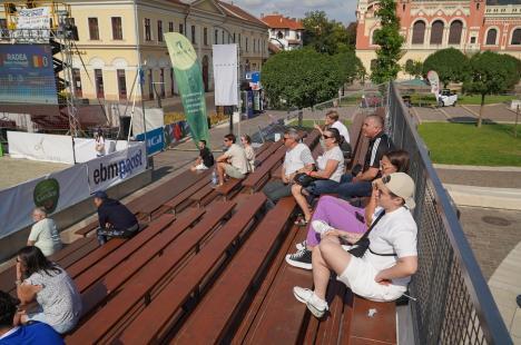 A început turneul de volei pe nisip care are loc în Piața Unirii din Oradea (FOTO/VIDEO)