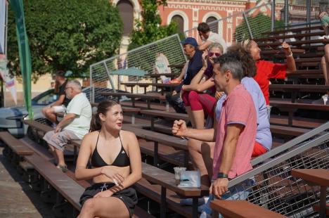 A început turneul de volei pe nisip care are loc în Piața Unirii din Oradea (FOTO/VIDEO)