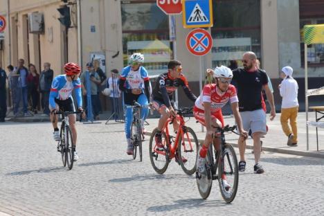 Turul Ciclist al Bihorului a debutat cu prologul din Piaţa Unirii din Oradea (FOTO)