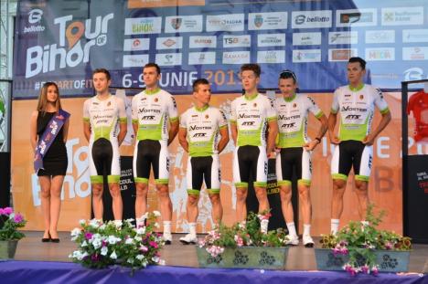 Turul Ciclist al Bihorului a debutat cu prezentarea echipelor. Între concurenți, și orădeanul Raul Sânza (FOTO)