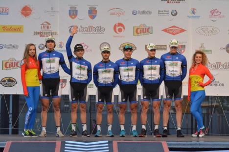Orădenii au făcut cunoştinţă, în Piaţa Unirii, cu echipele participante la Turul Ciclist al Bihorului (FOTO)