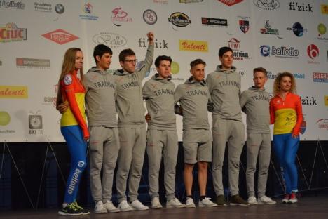 Orădenii au făcut cunoştinţă, în Piaţa Unirii, cu echipele participante la Turul Ciclist al Bihorului (FOTO)