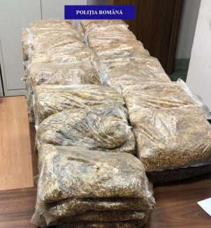 Aproape 30 de kilograme de tutun pentru fumat, confiscate de poliţiştii din Bihor din portbagajul unei maşini. Unde au fost prinşi contrabandiştii