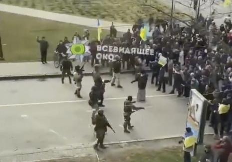 Ucrainenii au ieșit în stradă să-și apere țara, în orașe ocupate de ruși: Ignoră focurile de armă și îi înfruntă direct pe soldați (VIDEO)