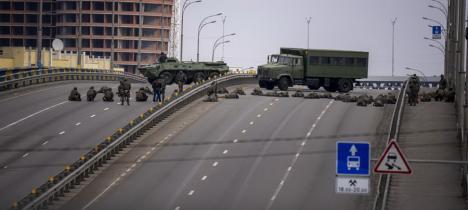 (FOTO/VIDEO) Războiul continuă: Ucrainenii spun că au omorât 3.500 de soldaţi ruşi. Zelenski s-a arătat din nou în centrul Kievului