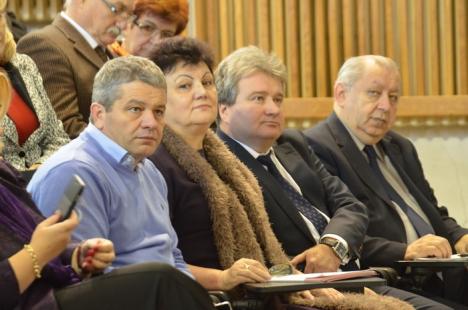 Şedinţă festivă: Cel puţin de ochii lumii, senatorii Universităţii au făcut pace cu şefii instituţiei (FOTO)