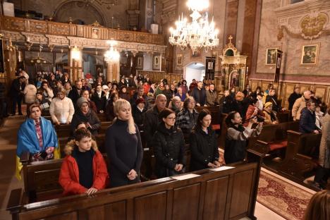 Un an de război: Cu drapele pe umeri, refugiații ucraineni din Oradea s-au rugat pentru pace în catedrala greco-catolică (FOTO/VIDEO)