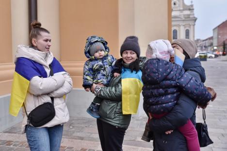 Un an de război: Cu drapele pe umeri, refugiații ucraineni din Oradea s-au rugat pentru pace în catedrala greco-catolică (FOTO/VIDEO)