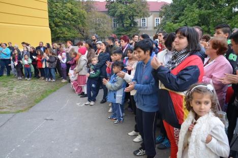 Sute de candele au luminat grădina Palatului Baroc în semn de solidaritate cu cei sărmani (FOTO / VIDEO)