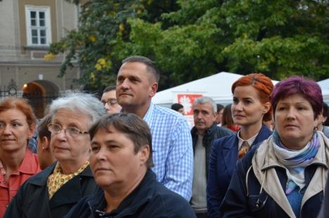 Sute de candele au luminat grădina Palatului Baroc în semn de solidaritate cu cei sărmani (FOTO / VIDEO)