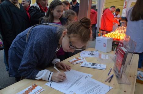 Sute de candele au luminat grădina Palatului Baroc în semn de solidaritate cu cei sărmani (FOTO / VIDEO)