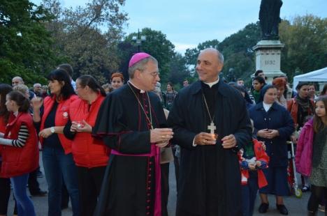 Sute de candele au luminat grădina Palatului Baroc în semn de solidaritate cu cei sărmani (FOTO / VIDEO)