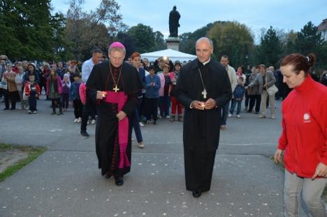 Sute de candele au luminat grădina Palatului Baroc în semn de solidaritate cu cei sărmani (FOTO / VIDEO)