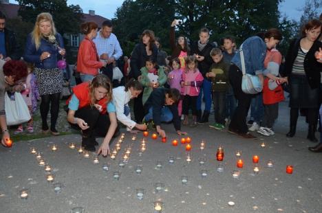 Sute de candele au luminat grădina Palatului Baroc în semn de solidaritate cu cei sărmani (FOTO / VIDEO)