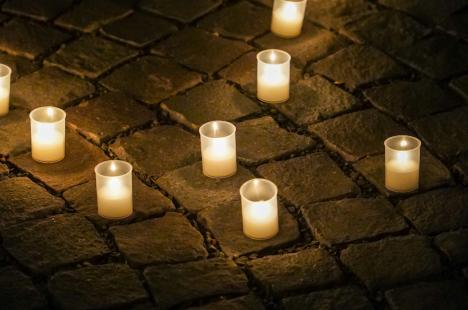Lumănâri şi emoţii: În curtea Palatului Baroc din Oradea s-au aprins lumini pentru copiii nevoiași. Cum îi ajută asociațiile Caritas (FOTO)