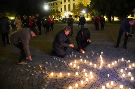 Lumănâri şi emoţii: În curtea Palatului Baroc din Oradea s-au aprins lumini pentru copiii nevoiași. Cum îi ajută asociațiile Caritas (FOTO)