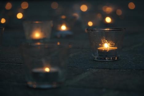 „Dumnezeule, salvează Ucraina!”: Orădeni şi refugiați ucraineni au aprins lumânări pentru victimele războiului (FOTO/VIDEO)