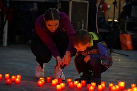 „Dumnezeule, salvează Ucraina!”: Orădeni şi refugiați ucraineni au aprins lumânări pentru victimele războiului (FOTO/VIDEO)