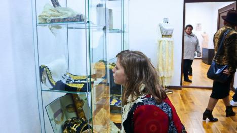 Cum se îmbrăcau româncele în urmă cu un secol: rochii și lenjerii intime expuse la Muzeul Orașului Oradea (FOTO)
