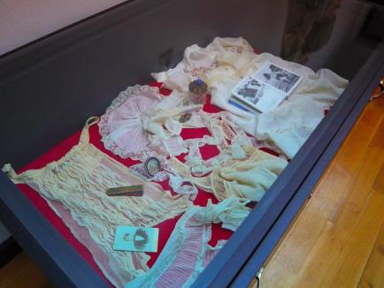 Cum se îmbrăcau româncele în urmă cu un secol: rochii și lenjerii intime expuse la Muzeul Orașului Oradea (FOTO)