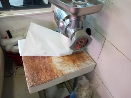 Gândaci, mucegai și mizerie: Amenzi de aproape 400.000 lei pentru magazinele Unicarm din Bihor, două au fost închise (FOTO/VIDEO)