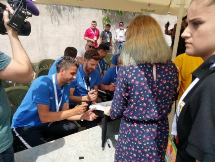 Mii de orădeni s-au strâns la Stadionul Municipal ca să primească autografe şi să facă fotografii cu starurile fotbalului românesc (FOTO)