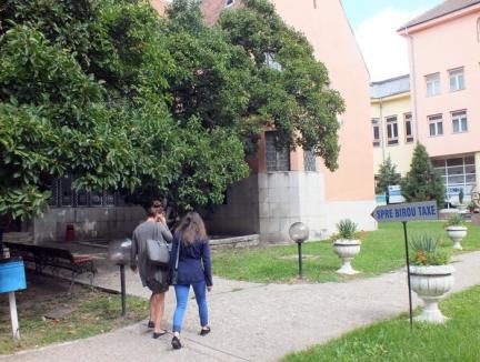 Regula excepţiei: Deşi propovăduieşte restructurarea, Universitatea din Oradea aprobă grupe cu doar câte 15 studenţi