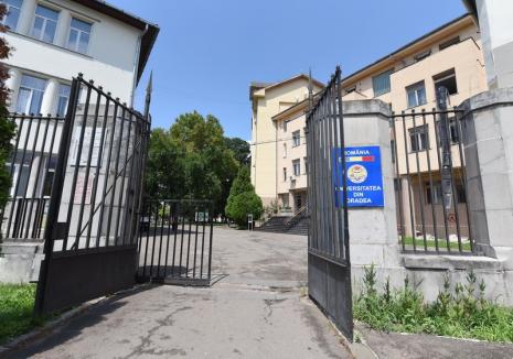 Student cu forţa: Universitatea din Oradea, obligată de judecători să înscrie un student străin cu acte naşpa