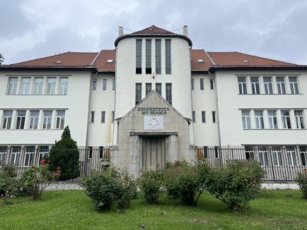 A început admiterea la Universitatea din Oradea: Câte locuri libere au facultățile (FOTO/VIDEO)