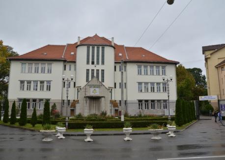 Salvaţi de clopoţel: Universitatea din Oradea nu le-a putut imputa unor angajaţi salarii de 70.000 euro încasate fără drept
