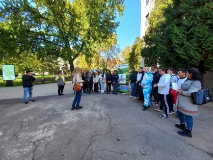 „Plantăm viitorul”: Elevi, studenți și profesori au sădit arbori în campusul Universității din Oradea (FOTO)