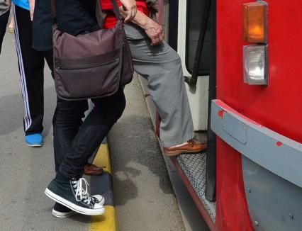 O femeie a fost rănită, după ce a încercat să urce în tramvai şi a căzut