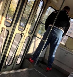 'Nimic nu-l deosebeşte de un animal': Un bărbat a urinat într-un tramvai din Oradea! (FOTO)
