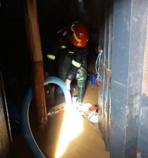 Case, curţi şi beciuri inundate: Pompierii bihoreni au intervenit în satele Ursad şi Petid (FOTO / VIDEO)