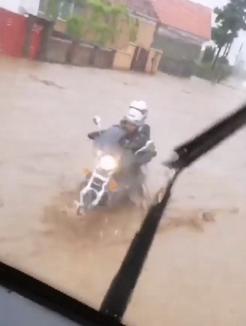 Inundaţie pe E60, în Bihor. Apa a ajuns pe şoseaua europeană, în zona Urvind, iar unele maşini au rămas blocate (FOTO / VIDEO)
