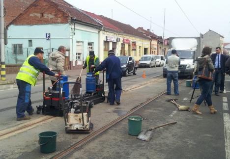 OTL a achiziţionat un utilaj cu care repară rapid şi ieftin gropile de lângă şinele de tramvai