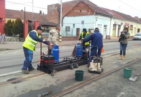 OTL a achiziţionat un utilaj cu care repară rapid şi ieftin gropile de lângă şinele de tramvai