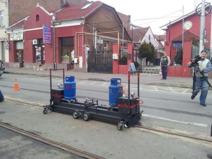 OTL a achiziţionat un utilaj cu care repară rapid şi ieftin gropile de lângă şinele de tramvai