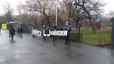 #VăVedem, de la Oradea: Protest tăcut în faţa sediului PSD Bihor al membrilor Oradea Civică (FOTO)